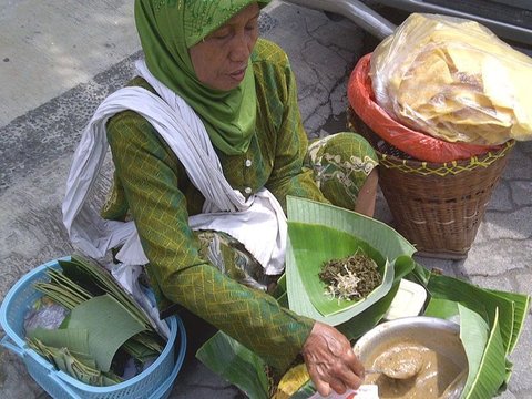 Kenikmatan Pecel Semanggi Surabaya, Berawal dari Kebiasaan Warga Meramban Tanaman di Sekitar Rumah Kini Jadi Warisan Budaya