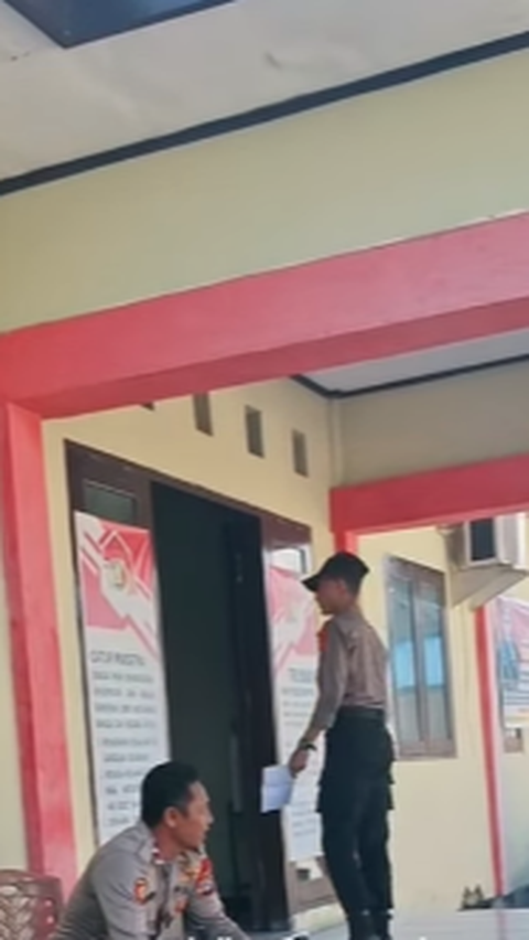 Di Kantor Komandan di Rumah Bapak, Momen Anak dan Ayah Sama-Sama Polisi Bertemu di Kantor jadi Sorotan