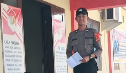 Saat ditanya, Dika menjawab bahwa polisi di hadapannya itu ialah komandannya. <br>