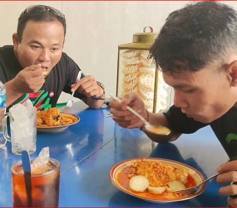 Mencicipi Lontong Mbleyer Khas Blora, Pedasnya Bisa Diatur Sesuai Keinginan