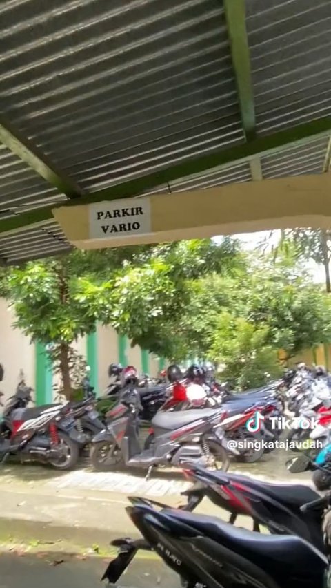 Parkiran Sekolah di Semarang Ini Dibagi Berdasarkan Jenis Motor, Curi Perhatian<br>