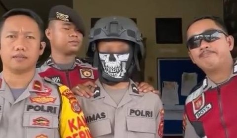 DAP mengaku mendapatkan seragam Polri yang dikenakan olehnya itu dari salah satu keluarganya