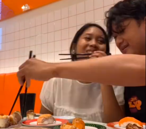 Viral Pasangan Kekasih Makan Sushi Berdua hingga Habiskan Piring Setinggi 1 Meter, Biayanya Bikin Warganet Bingung