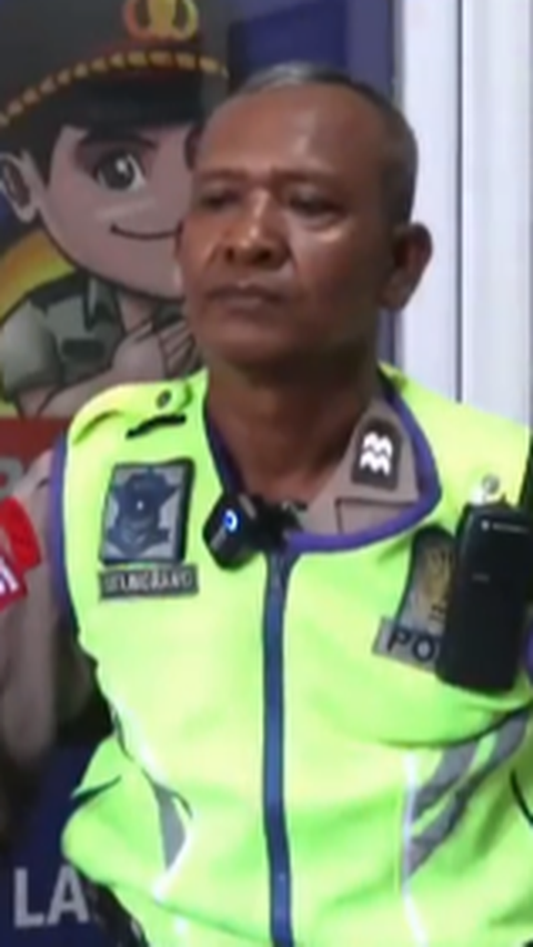 Cari Uang Halal Buat Tambahan Penghasilan, Polisi di Kelapa Gading ini Tak Malu Jadi Tukang Tambal Ban <br>