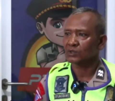 Cari Uang Halal Buat Tambahan Penghasilan, Polisi di Kelapa Gading ini Tak Malu Jadi Tukang Tambal Ban