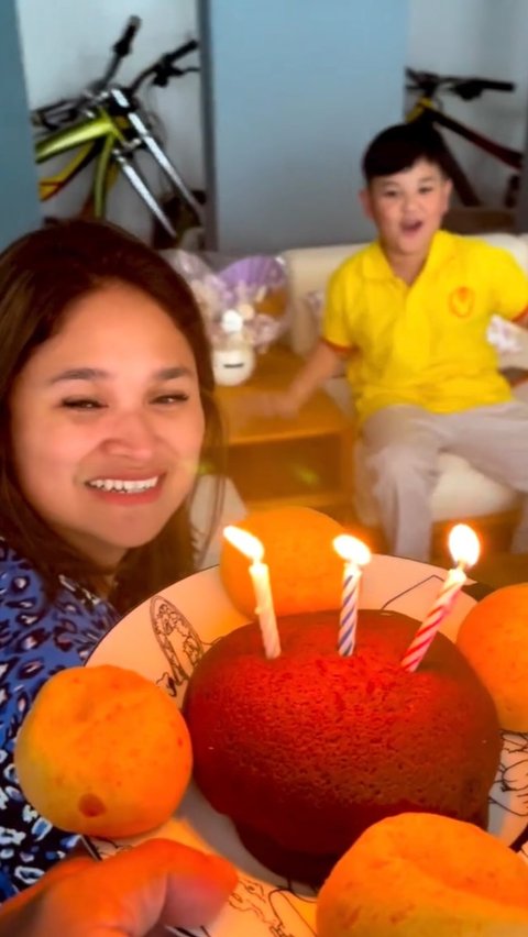 Ini momen Wendi Cagur memberikan kejutan ulang tahun untuk sang istri. Tampak sang istri terkejut saat menerima kejutan ulang tahun.