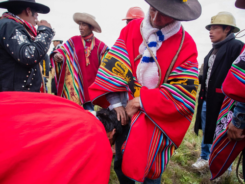 FOTO: Ngerinya Ritual Ini, Komunitas di Peru Bertarung Sampai Berdarah-Darah Demi Keberuntungan dan Hasil Panen Terbaik di Tahun 2024