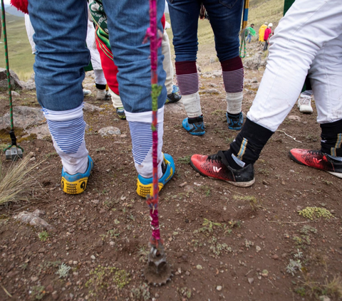 Pertarungan antar komunitas ini juga telah dapat apresiasi oleh wisatawan dan pihak-pihak yang berkepentingan.<br>Foto: REUTERS / Oswald Charca<br>