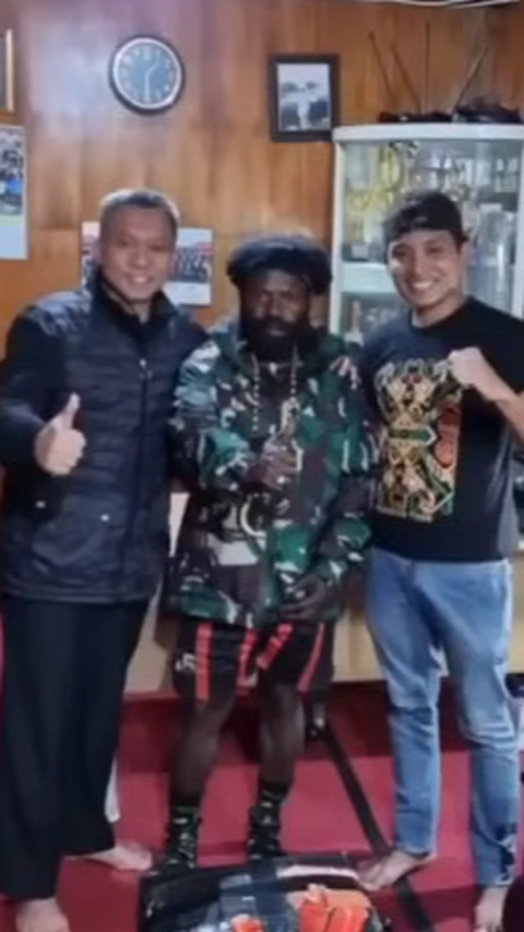 Anggota Kopassus dan Panglima Perang Moro Kagoya Pakai Jaket Loreng ,Tiba-tiba Datangi Rumah Sekda di Puncak Jaya Papua