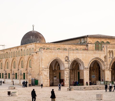 Prayer After Iqamah and Its Virtue, as a Sign of the Congregational Prayer Will Soon Be Established