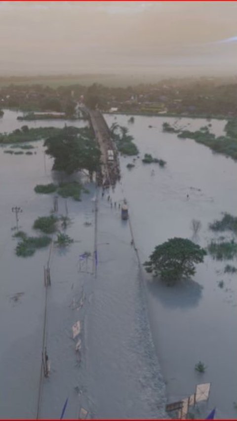 Banjir bandang tersebut menyebabkan banyak pemukiman penduduk dan pertanian milik warga yang terendam air.