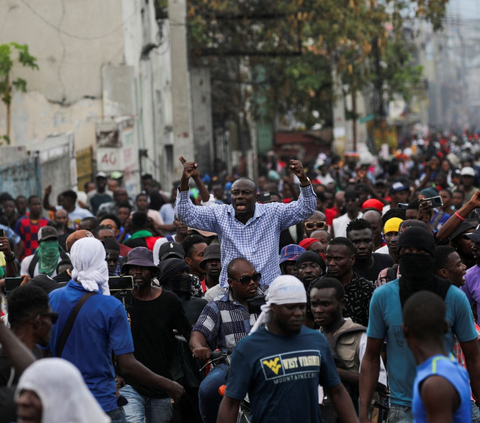 FOTO: Panas dan Mencekam Kericuhan di Haiti, Warga Keluarkan Parang hingga Jarah Isi Pertokoan saat Paksa PM Ariel Henry Lengser