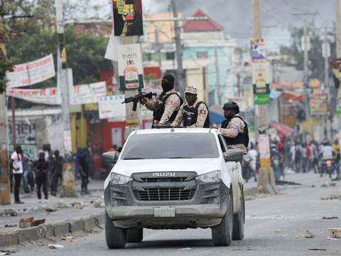 FOTO: Panas dan Mencekam Kericuhan di Haiti, Warga Keluarkan Parang hingga Jarah Isi Pertokoan saat Paksa PM Ariel Henry Lengser