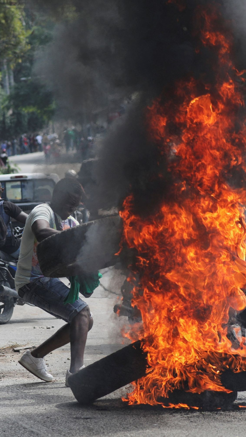 Pengunjuk rasa yang turun ke jalan saat melakukan pembakaran ban bekas.<br>Foto: REUTERS/Ralph Tedy Erol<br>