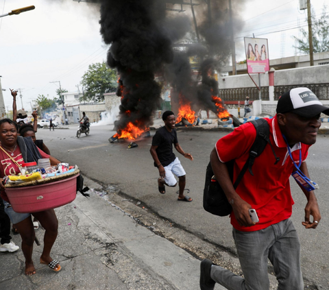 FOTO: Panas dan Mencekam Kericuhan di Haiti, Warga Keluarkan Parang hingga Jarah Isi Pertokoan saat Paksa PM Ariel Henry Lengser