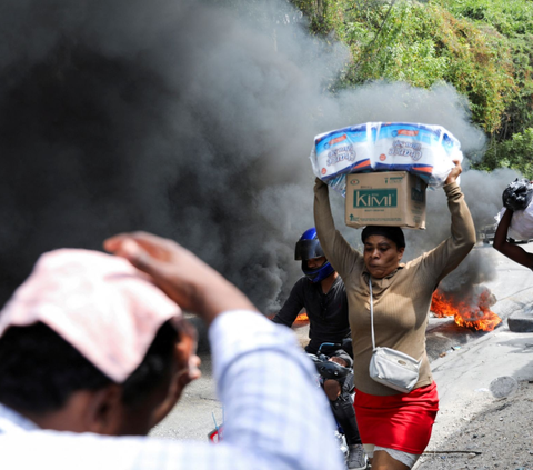 FOTO: Panas dan Mencekam Kericuhan di Haiti, Warga Keluarkan Parang hingga Jarah Isi Pertokoan saat Paksa PM Ariel Henry Lengser