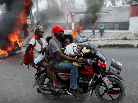 FOTO: Panas dan Mencekam Kericuhan di Haiti, Warga Keluarkan Parang hingga Jarah Isi Pertokoan saat Paksa PM Ariel Henry Lengser