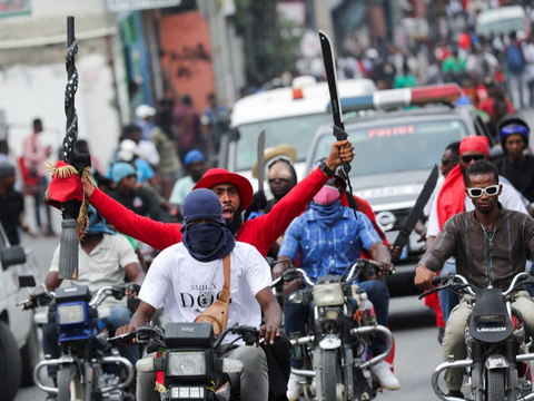 FOTO: Panas dan Mencekam Kericuhan di Haiti, Warga Keluarkan Parang hingga Jarah Isi Pertokoan saat Paksa PM Ariel Henry Lengser