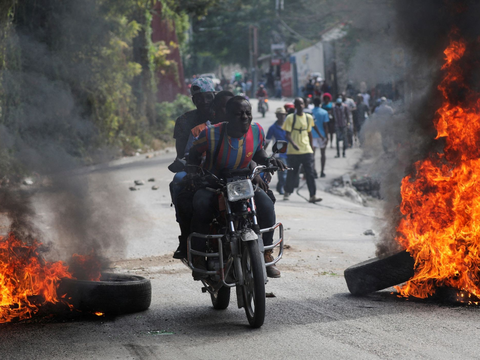 FOTO: Panas dan Mencekam Kericuhan di Haiti, Warga Keluarkan Parang hingga Jarah Isi Pertokoan saat Paksa PM Ariel Henry Lengser