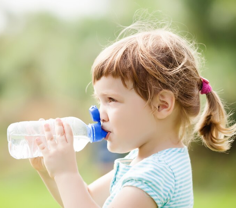 Konsumsi Air Putih Secara Berlebihan Bisa Jadi Penyebab Stunting pada Anak