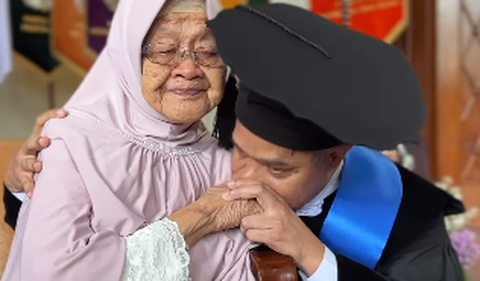 Di hadapan sang ibu, Sarjiya mencium tangan sembari berucap terima kasih mendalam. <br>