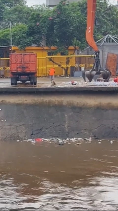 Petugas Kebersihan Ketahuan Buang Sampah ke Sungai, Ternyata Ada Alasan Penting di Baliknya
