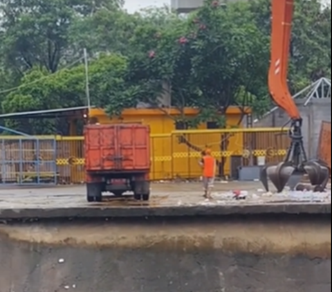 Beredar video seorang petugas kebersihan dari Unit Penanganan Sampah (UPS) Badan Air Dinas Lingkungan Hidup (DLH) DKI Jakarta sengaja menyapu sampah hingga jatuh ke sungai.