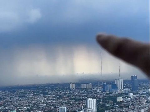 Pria Ini Tunjukkan Fenomena Hujan Kiriman yang Indah, Bikin Takjub
