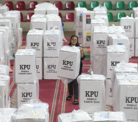 Hari pencoblosan semakin dekat, aktivitas petugas KPU kian sibuk melakukan pengangkatan kotak surat suara untuk didistribusikan ke sejumlah kelurahan dari GOR Cempaka Putih, Jakarta, Selasa (6/2/2024). Foto: merdeka.com / Imam Buhori
