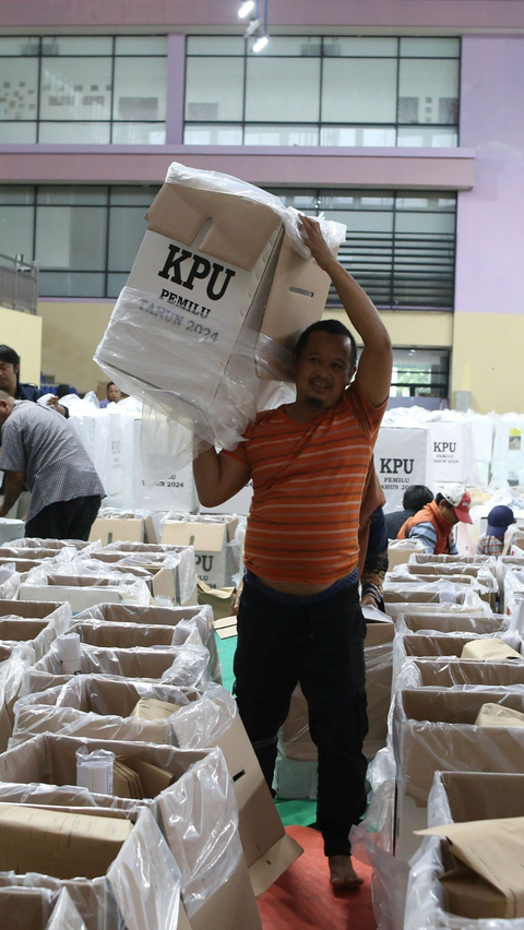 FOTO: Melihat Kesibukan GOR Cempaka Putih Mendistribusikan Logistik Pemilu 2024 Jelang Pencoblosan