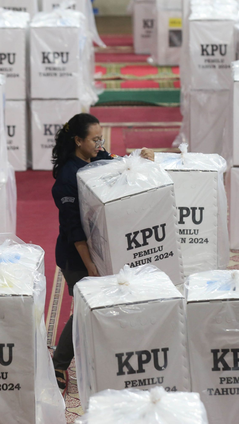 Salah satunya wilayah Jakarta Pusat mulai sibuk mendistribusikan logistik KPU yang terdiri dari kotak suara hingga surat suara Pemilu 2024. Foto: merdeka.com / Imam Buhori<br>