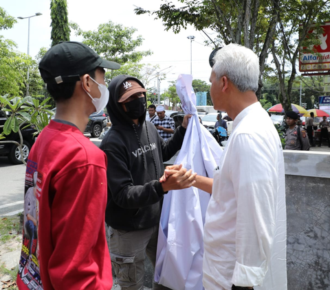 Mocked to Blocked Banners, Ganjar Pranowo Instead Invites Prabowo-Gibran Supporters to Eat