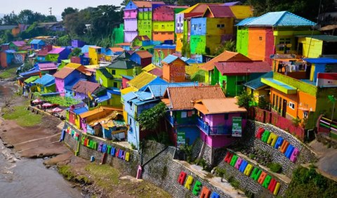 6. Kampung Warna-Warni: Dari Kumuh menjadi Kanvas Warna-Warni