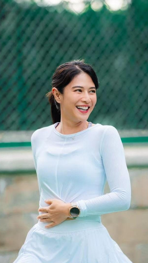 Potret Candid Dian Sastrowardoyo saat Main Tenis, Pesonanya 'Lebih Gadis dari yang Gadis'