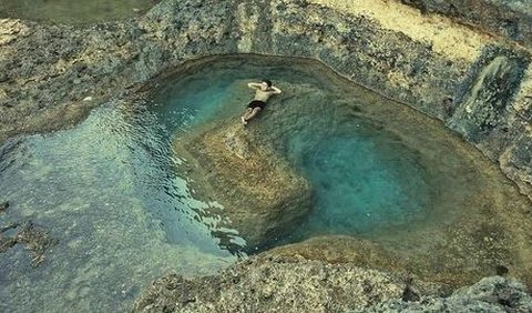 9. Pantai Mbehi dan Teluk Bidadari: Keindahan Pantai dan Fenomena Alam Unik