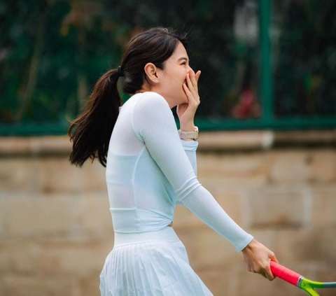 Potret Candid Dian Sastrowardoyo saat Main Tenis, Pesonanya 'Lebih Gadis dari yang Gadis'