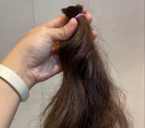 Berjuang Lawan Kanker, Perempuan Ini Tak Kuasa Tahan Tangis Relakan Rambut Indahnya