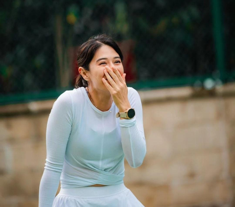 Potret Candid Dian Sastrowardoyo saat Main Tenis, Pesonanya 'Lebih Gadis dari yang Gadis'