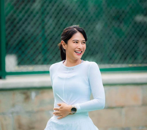 Potret Candid Dian Sastrowardoyo saat Main Tenis, Pesonanya 'Lebih Gadis dari yang Gadis'