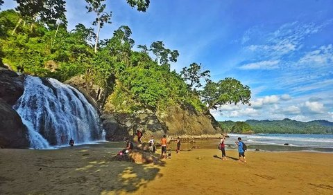 10. Pantai Banyu Anjlok: Perpaduan Keindahan Air Terjun dan Pantai