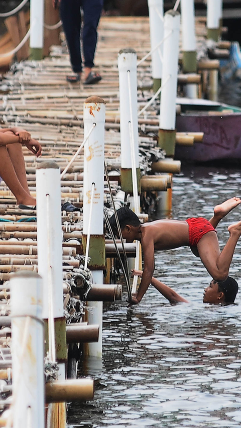 FOTO: Minim Pengetahuan akan Bahaya Membuat Anak-Anak Ini Nekat Berenang Tanpa Pengawasan Orang Tua di Area Tanggul Laut Raksasa Muara Baru