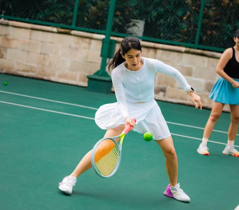 Potret Candid Dian Sastrowardoyo saat Main Tenis, Pesonanya 'Lebih Gadis dari yang Gadis'