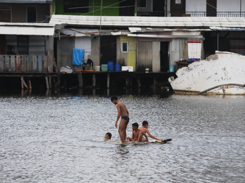 FOTO: Minim Pengetahuan akan Bahaya Membuat Anak-Anak Ini Nekat Berenang Tanpa Pengawasan Orang Tua di Area Tanggul Laut Raksasa Muara Baru