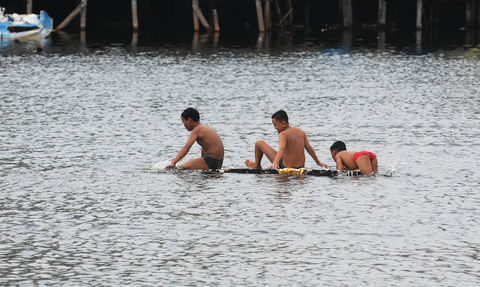 FOTO: Minim Pengetahuan akan Bahaya Membuat Anak-Anak Ini Nekat Berenang Tanpa Pengawasan Orang Tua di Area Tanggul Laut Raksasa Muara Baru