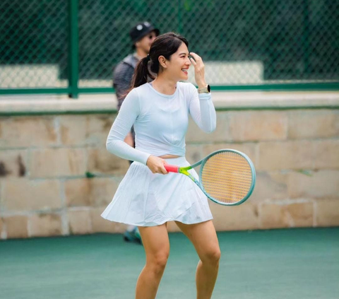 Potret Candid Dian Sastrowardoyo saat Main Tenis, Pesonanya 'Lebih Gadis dari yang Gadis'