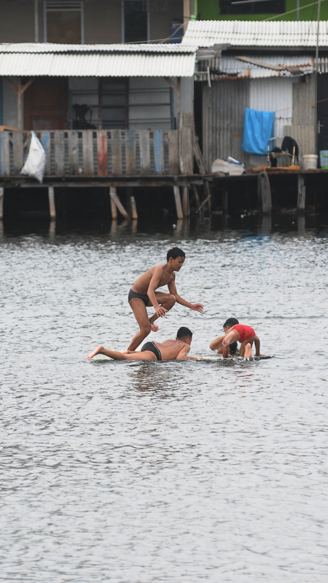 Peran orang tua untuk selalu mengawasi anak-anak bermain di area tersebut sangat dibutuhkan. Penggunaan pelampung yang sesuai juga dapat disarankan untuk menjaga keselamatan mereka. Foto: merdeka.com / Imam Buhori<br>