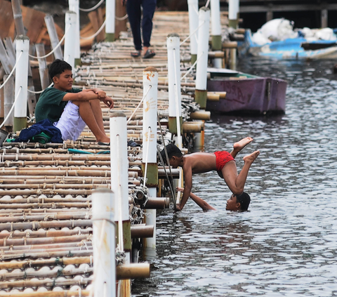 FOTO: Minim Pengetahuan akan Bahaya Membuat Anak-Anak Ini Nekat Berenang Tanpa Pengawasan Orang Tua di Area Tanggul Laut Raksasa Muara Baru