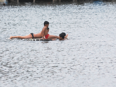 FOTO: Minim Pengetahuan akan Bahaya Membuat Anak-Anak Ini Nekat Berenang Tanpa Pengawasan Orang Tua di Area Tanggul Laut Raksasa Muara Baru