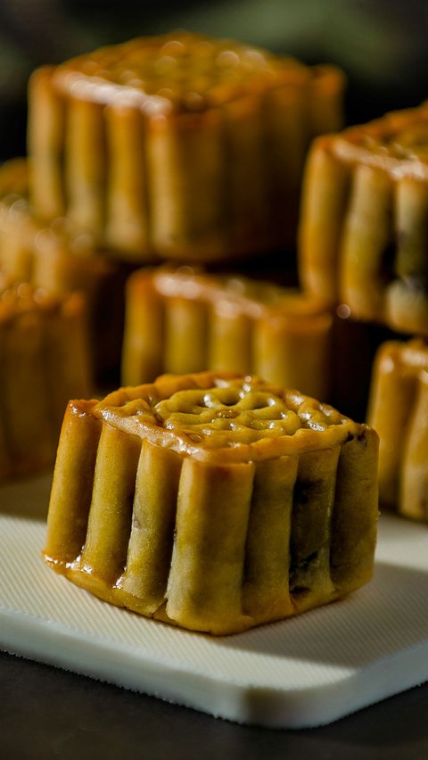 Kue bulan isi kacang hijau menjadi sajian istimewa yang tak terpisahkan dari perayaan Imlek. Kue bulan merupakan salah satu jenis kue tradisional yang dianggap membawa keberuntungan dan kebahagiaan.