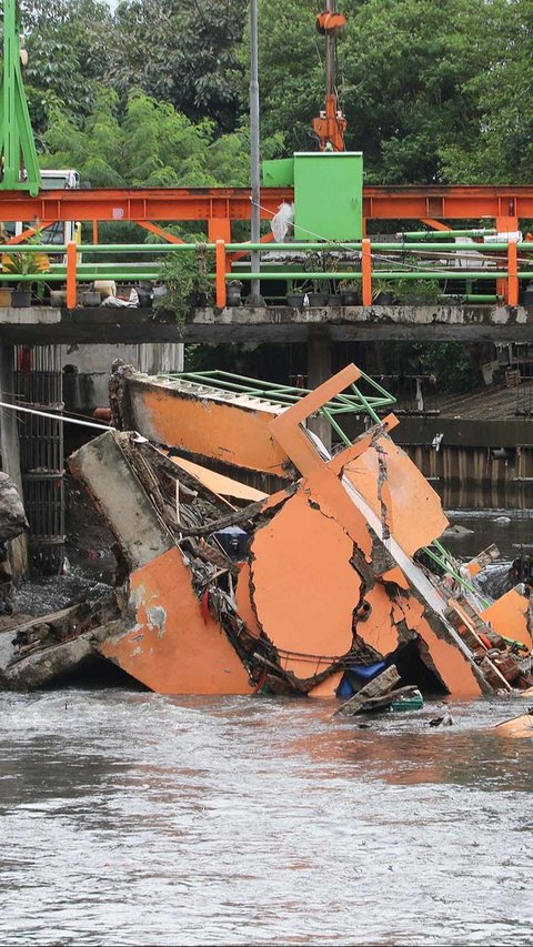 FOTO: Kondisi Pos Pantau Pintu Air Palmerah Ambruk ke Sungai